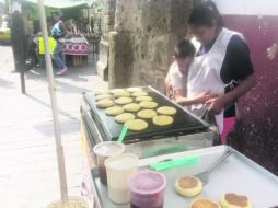 Reciente. Por el lugar se puso un puesto de gorditas de nata, las hacen al momento sobre una plancha caliente. ESPECIAL /