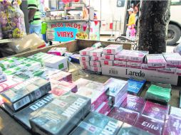 En la calle Corona, en pleno Centro de Guadalajara, se comercian cigarros de marcas desconocidas a precios accecibles. EL INFORMADOR /