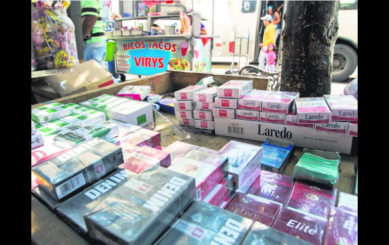 En la calle Corona, en pleno Centro de Guadalajara, se comercian cigarros de marcas desconocidas a precios accecibles. EL INFORMADOR /