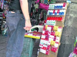 En callejeros se expenden miles y miles de cajetillas por día, de las que ninguna autoridad verifica si son auténticas. EL INFORMADOR /