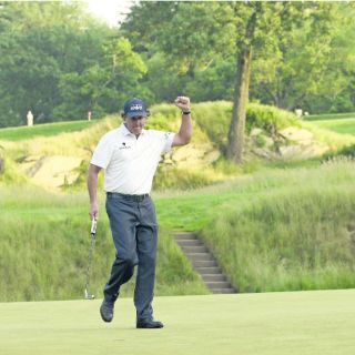 Phil Mickelson no suelta la punta en Merion