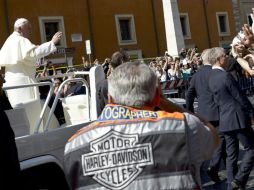 El pontífice saluda y bendice a bordo del papamóvil a todos los asistentes y motociclistas. EFE /