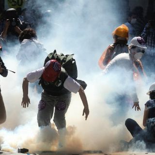 La Policía turca rocía gas pimienta para bloquear plaza