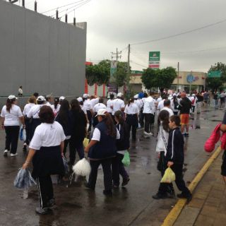 Realizan caminata por la salud