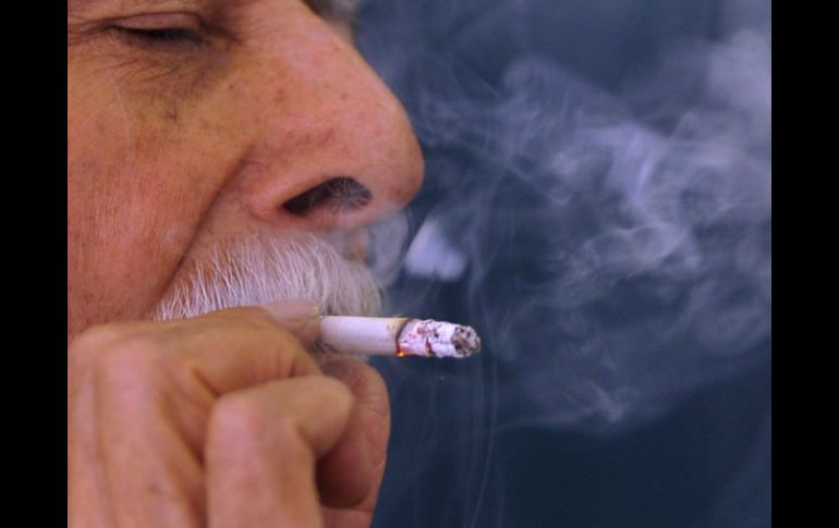 La mala higiene bucal e infecciones palatodentales son mínimos riesgos a los que el fumador se expone. ARCHIVO /