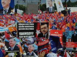 Es la primera vez que se confirma que simpatizantes progubernamentales participan de forma violenta en las protestas. AP /