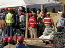 Autoridades mantienen acordonada el área y se encuentran en las inmediaciones de la mina. ARCHIVO /