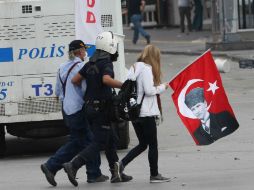 Los detenidos fueron trasladados a la plaza de Taksim y encerrados en autobuses de la policía. AFP /