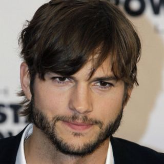 Ashton quiere llevar a Mila Kunis al espacio