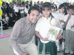Arturo Rubio, gerente de mercadotecnia de Lala Guadalajara, hace entrega de su premio a Juanita Regalado, ganadora del tercer lugar. EL INFORMADOR /