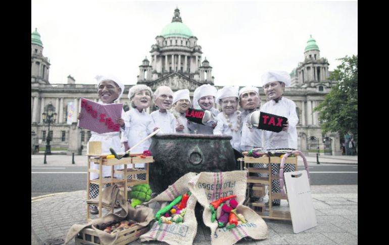 Miembros de Oxfam, una confederación de organizaciones contra la pobreza e injusticia, protestan usando máscaras de los líderes del G-8 AP /