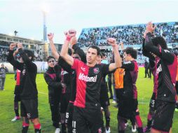 Maxi Rodríguez (11) encabeza el festejo de los rosarinos, que están a punto de conseguir una Liga histórico. ESPECIAL /