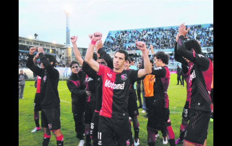 Maxi Rodríguez (11) encabeza el festejo de los rosarinos, que están a punto de conseguir una Liga histórico. ESPECIAL /