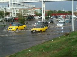 En Periférico y avenida San Isidro el nivel de agua llegó hasta los 20 centímetros.  /