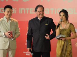 Oliver Stone es entrevistado en la alfombra roja del Festival de Cine de Shanghai. AFP /