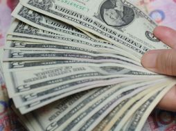 Casas de cambio en las zonas fronterizas del país ofrecen el dólar en 13.08 pesos. ARCHIVO /