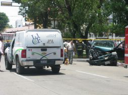 Por el golpe entre ambos automotores, la camioneta Outlander salió proyectada hacia la banqueta y atropelló a la mujer.  /