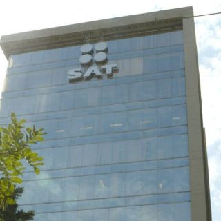 El SAT pide a aduanero millonario colaborar con SFP