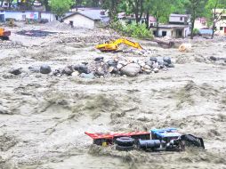 En Uttarakhand, las precipitaciones causaron deslizamientos de tierra y el agua arrastró carreteras  y puentes. AP /