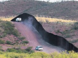Estrategia. Vehículos patrullan la barda de Naco, Arizona. La violencia en Centroamérica también impulsa una nueva oleada de migrantes. NTX /