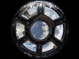 La Tierra, vista desde la escotilla de la Estación Espacial Internacional. EFE /