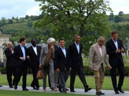Enrique Peña Nieto (c), acompañado de Barack Obama (d) y Christine Lagarde (i), entre otros líderes mundiales. ESPECIAL /