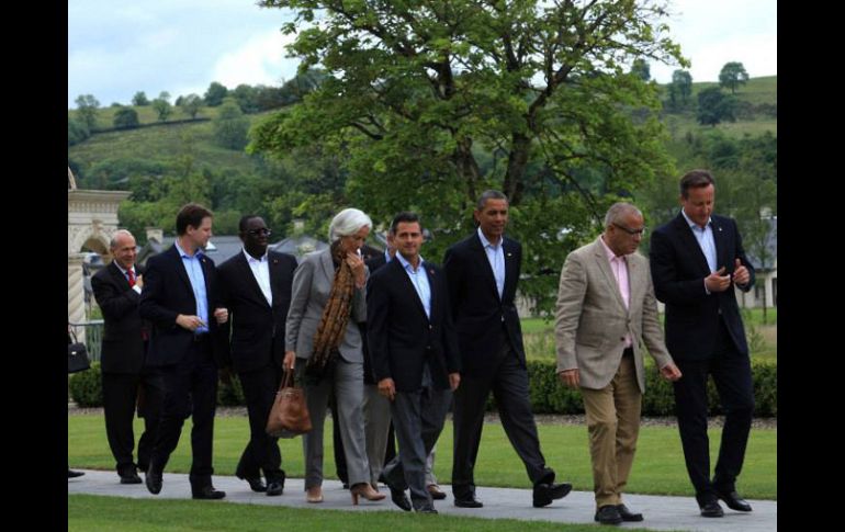 Enrique Peña Nieto (c), acompañado de Barack Obama (d) y Christine Lagarde (i), entre otros líderes mundiales. ESPECIAL /