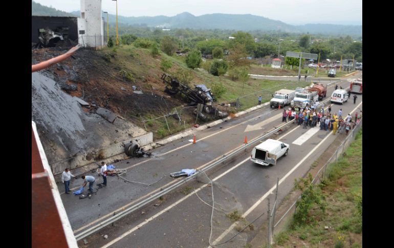 En el accidente murieron  seis profesores y dos civiles, además de que 25 vehículos particulares quedaron dañados total o parcialmente. ARCHIVO /