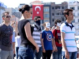 Varias personas participan en la protesta silenciosa del ''hombre de pie'' en la plaza Taksim de Estambul. EFE /