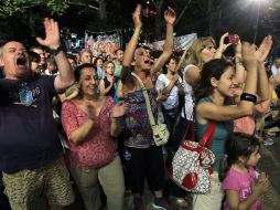 Trabajadores de ERT celebran el fallo del tribunal de bloquear temporalmente el cierre de la televisora. EFE /