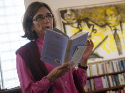 La viuda de Saramago lee un fragmento de un libro de él durante el homenaje. EFE /
