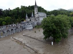 Cientos de peregrinos son evacuados del santuario Mariano de Lourdes. AP /