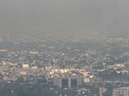 La contaminación del aire causa 14 mil 700 muertes al año en el país. ARCHIVO /