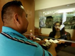 La menor cotización a la compra fue de 11.80 pesos, en Monterrey y Reynosa. ARCHIVO /