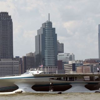Barco ''solar'' más grande del mundo llega a Nueva York en misión científica