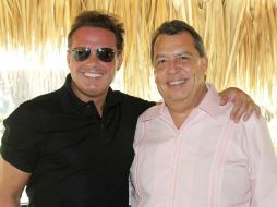 Ángel Aguirre Rivero compartió una imagen junto a Luis Miguel en su cuenta de Facebook. ESPECIAL /