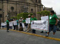 Los vendedores se mantuvieron en la Plaza Guadalajara mostrando pancartas y gritando consignas de rechazo a la medida.  /