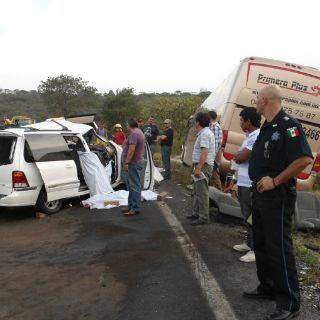 Mueren tres personas en accidente en carretera a Cocula