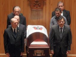 El rector general de la UdeG, Tonatiuh Bravo Padilla, encabezó varias guardias de honor que se realizaron en el Paraninfo de la UdeG. EL INFORMADOR /