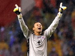 El arquero Navas festeja el triunfo de su equipo, que calificaría directo a la copa del mundo. AFP /