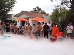 ''Hielo seco'' se vacía a la alberca y eso provoca que salga gas tóxico, que al ser inhalado, causa la intoxicación. ESPECIAL /