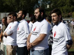 Simpatizantes de Erdogan para plantar cara -de forma literal- a las cientos de personas que protestan inmóviles y en silencio. AP /