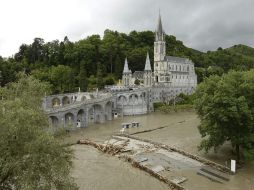 El santuario católico de Lourdes es uno de los principales sitios afectados por la inundación. EFE /
