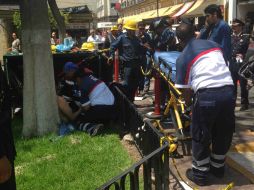 El hombre lesionado, al momento de ser atendido por paramédicos de la Cruz Roja.  /