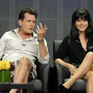 Sheen gana batalla; despiden a Selma Blair