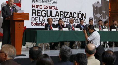 En la foto, Trinidad Padilla López (i), habla frente a los participantes en el foro.  /