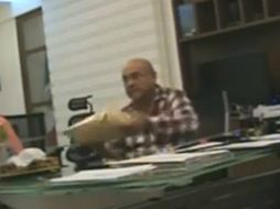 En un video difundido en redes sociales, Julián Ricalde es captado recibiendo fajos de dinero por Jaime Hernández. ESPECIAL /