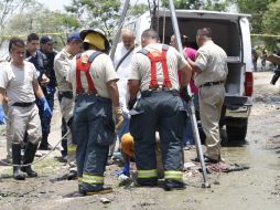 Para lograr sacar el cuerpo de la persona, se introdujeron dos rescatistas y amarraron a la víctima a unos cables de acero.  /