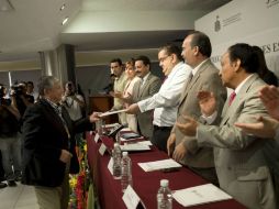 El secretario de la SEJ, Francisco Ayón,  toma protesta a los profesores.  /