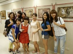 Numerosos jóvenes asistieron a la inauguración de la exposición ''Sueño Galáctico''. EFE /